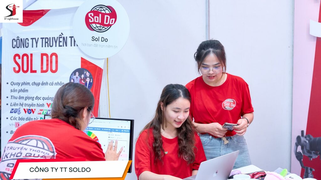 Có thể là hình ảnh về 3 người và văn bản